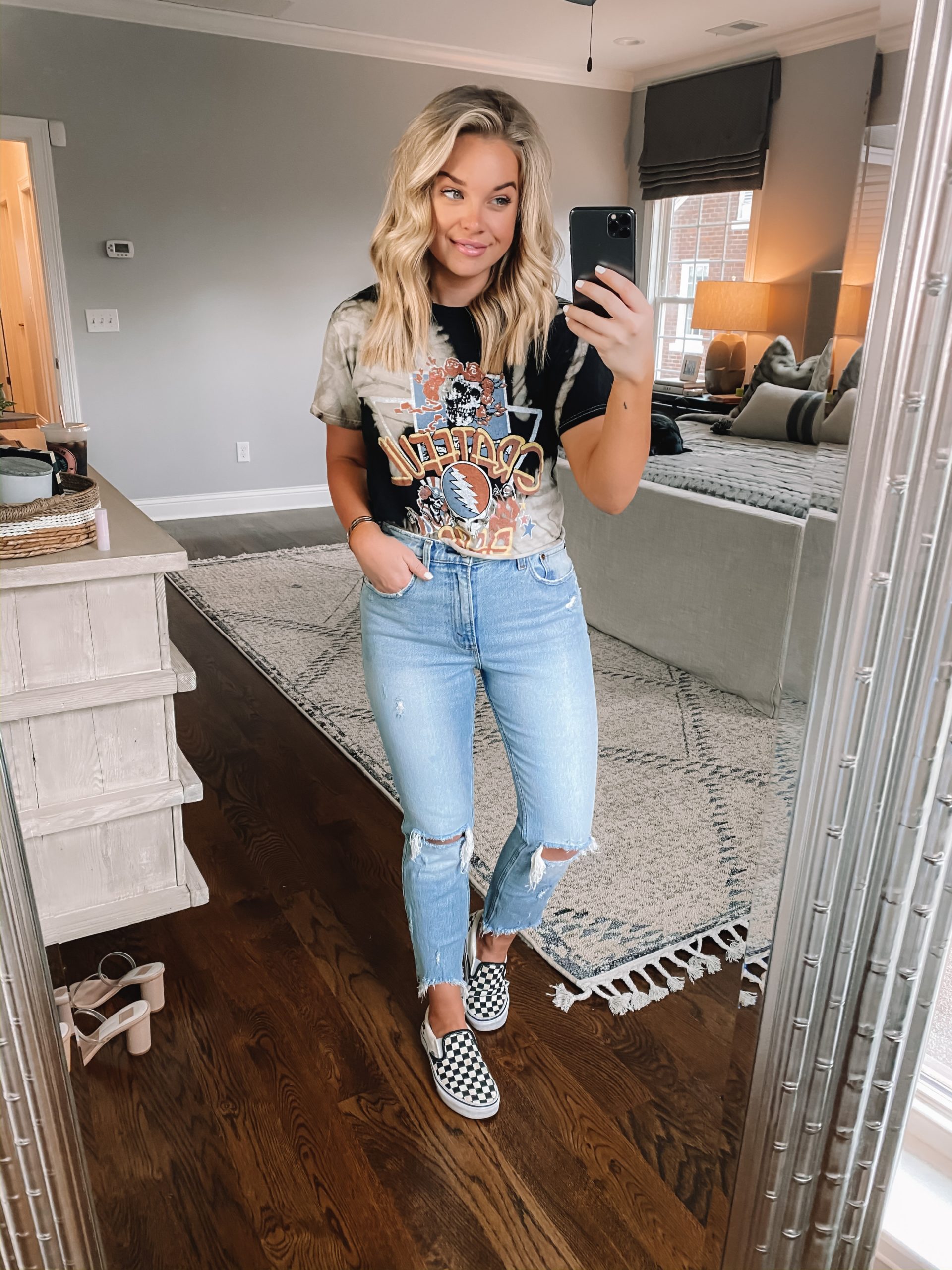 10 Ways to Style a Graphic Tee - Z93